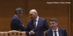 Bloomberg: România se confruntă cu o nouă criză politică, care va alarma și mai mult investitorii și agențiile de rating, într-un moment în care aceștia au avertizat că este nevoie de stabilitate politică pentru a reduce deficitul bugetar și pentru a evita scăderea rating-ului. Costurile de împrumut vor crește și mai mult, iar România plătește deja dobânzi mai mari comparativ cu țările din regiune.