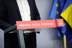 Liderii PSD au decis care va fi întrebarea pe care o vor adresa în această seară celor cinci mii de membri. Aceștia vor trebui să răspundă cu da sau nu dacă consideră că “PSD trebuie să îi retragă sprijinul politic prim-ministrului Ilie Bolojan”.