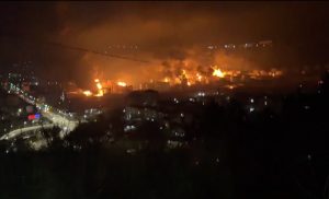 Amplu atac ucrainean cu drone asupra portului rusesc Tuapse, de la Marea Neagră, unde se află una dintre cele mai importante rafinării din Rusia. Imaginile de pe rețelele rusești par a arăta explozii în lanț ale unor depozite de carburanți, în timp ce autoritățile ruse susțin că doar o conductă de gaze ar fi fost avariată. Confirmă însă decesul unei persoane.