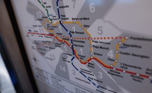 București. Tarifele la metrou se scumpesc de la 1 mai – de la 5 la 7 lei pentru o călătorie și de la 100 la 140 de lei pentru un abonament lunar. Majorarea, solicitată de Metrorex, a fost aprobată de ministrul Transporturilor.