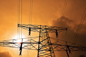 Comisia Europeană vrea ca energia electrică să fie taxată mai puțin decât combustibilii fosili (petrol, gaze), astfel încât să încurajeze trecerea la tehnologii mai puțin poluante, precum mașinile electrice sau sistemele de încălzire bazate pe curent. Încearcă astfel să reducă poluarea, dar și dependența de importurile de țiței.