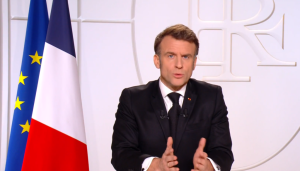 Emmanuel Macron avertizează că “Statele Unite nu vor mai proteja Europa pentru mult timp”. Într-un mesaj în care a dat exempul tensiunilor cu SUA în legătură cu Groenlanda și Iranul, președintele francez afirmă că “războiul se naște din lipsă de comunicare sau din nebunia unor conducători”, fără a-l numi direct pe Donald Trump.