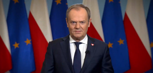 Prim-ministrul Poloniei pune la îndoială “loialitatea SUA” față de apărarea Europei în cazul unui atac al rușilor, “care ar fi posibil chiar în următoarele luni”. Cere aliaților NATO “să nu se mai prefacă că nu se întâmplă nimic” în urma provocărilor și agresiunilor Rusiei, inclusiv când drone rusești pătrund în spațiul aerian al statelor membre.