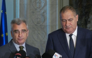 Decizia PSD de a se alia cu partidul extremist AUR pentru a da jos guvernul condus de Ilie Bolojan i-a luat prin surprindere pe aliații săi socialiști din Parlamentul European. PSD a încălcat o linie roșie asumată de aceștia, iar Cristian Pîrvulescu crede că “asistăm la o derivă fascistă, sub presiunea grupării peremiste a Olguței Vasilescu”.