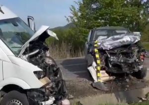 Maramureș. Accident rutier grav între un autoturism și un microbuz, la ieșirea din Baia Sprie spre Sisești (DJ 184). Dintre cele 13 persoane implicate, zece au fost transportate la spital.