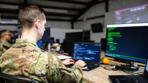 Sute de angajați ai Google, cercetători din domeniul AI, îi cer directorului companiei să nu permită folosirea sistemelor de inteligență artificială în scop militar de către Pentagon, pentru supravegherea populației sau arme autonome.