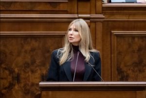 Prima demisie din PSD în urma colaborării cu AUR. Senatoarea Victoria Stoiciu acuză că depunerea moțiunii comune împotriva Guvernului Bolojan reprezintă “o eroare tactică și o normalizare a fascismului, până când monstrul va fi prea mare ca să îl mai răpunem”.