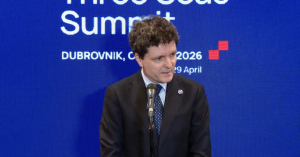 Nicușor Dan, prima reacție după depunerea moțiunii de cenzură PSD-AUR. Spune că scenariul unui guvern format de cele două partide este “extrem de improbabil, cum a și declarat președintele PSD”. Insistă, totodată, că își “păstrează echidistanța”.