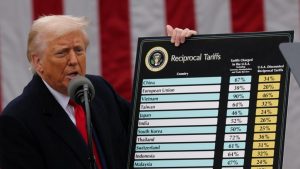 Boardul Editorial al Wall Street Journal consideră că economia americană “este salvată” de inteligența artificială, boom-ul investițiilor tehnologice compensând parțial daunele făcute de tarifele lui Donald Trump. Totuși, americanii de rând vor continua să se confrunte cu creșteri de prețuri, taxele vamale fiind “mai vinovate” decât războiul de această situație.
