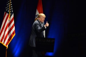 Donald Trump pretinde, într-o scrisoare adresată Congresului, că războiul cu Iranul “este încheiat” și că, odată cu armistițiul de la începutul lunii aprilie, nu ar mai fi existat confruntări militare directe. Totuși, între timp a existat cel puțin un episod în care Marina SUA a deschis focul asupra unei nave iraniene. Aparent, Trump încearcă astfel să evite obligația de a cere aprobarea pentru continuarea operațiunilor.