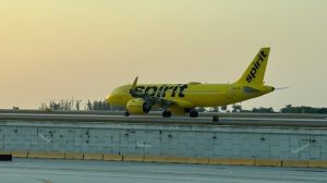 SUA. Haos după închiderea neașteptată a Spirit Airlines, compania aeriană care și-a oprit brusc activitatea sâmbătă. Alte companii aeriene încearcă să ajute pasagerii rămași fără zboruri, oferind locuri la prețuri foarte reduse sau chiar gratuite. Spirit era deja în faliment, dar dublarea prețului kerosenului i-a compromis definitiv planurile de a-și mai remedia situația financiară.