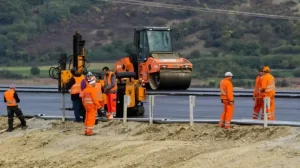 Furnicar pe Autostrada Moldovei A7! 5000 de muncitori şi peste o mie de utilaje lucrează zi şi noapte pe tronsoanele Focşani – Bacău – Paşcani.