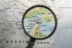 Donald Trump a anunțat o “pauză temporară” a operațiunii de scoatere a navelor comerciale prin Strâmtoarea Hormuz, “pentru a vedea dacă acordul poate fi finalizat și semnat sau nu”. Imediat după, prețul petrolului a scăzut ușor, dar rămâne la 108 dolari/baril.