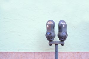 Germania. Un cuplu a furat aproape 1,9 milioane de euro din parcometrele instalate într-un orășel din Bavaria, pe parcursul a zece ani. Bărbatul era angajat la primărie și avea responsabilitatea de a colecta banii din aparate.