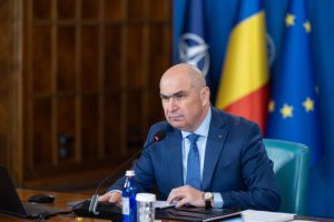 Ilie Bolojan le mulțumește românilor pentru că au suportat “neajunsurile presupuse de îndreptarea finanțelor țării”, adăugând că “nu au fost un scop, ci un preţ pentru reconstrucţie”. Spune că, în mandatul său, a dovedit că se poate guverna și altfel, dar “când ataci privilegii și aprinzi lumina, reacțiile sunt pe măsură”.