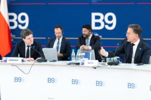 Summitul B9 de la București s-a încheiat. Concluzia principală este că Rusia rămâne principala amenințare pentru Europa. Mark Rutte spune că NATO 3.0, la care se face referire în declarația adoptată, ”este următorul pas logic, în care Europa își asumă mai multă responsabilitate, în timp ce SUA să se poată ocupa de alte teatre, cum ar fi Asia”.