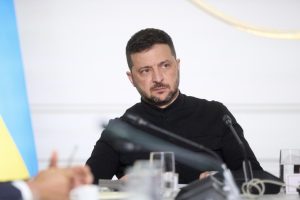 Volodimir Zelenski îi solicită lui Donald Trump să discute cu Xi Jinping despre încheierea războiului din Ucraina, în timpul vizitei pe care o efectuează la Beijing. Separat, Rusia condiționează negocierile de pace de retragerea trupelor ucrainene din Donbas și alte teritorii pe care le revendică.