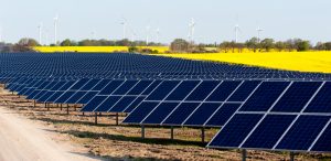 Analiză Bloomberg. Europa se confruntă cu un paradox în privința energiei solare – a instalat sute de milioane de panouri fotovoltaice, dar infrastructura nu a ținut pasul, iar acum produce mai multă electricitate decât poate consuma sau transporta rețeaua. Continentul are nevoie astfel să-și mărească urgent capacitățile de stocare, în condițiile în care surplusul irosit poate alimenta Londra un an.