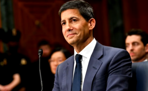 SUA. Senatul l-a confirmat pe Kevin Warsh în funcția de președinte al Rezervei Federale. Joi, preia mandatul de la Jerome Powell, care în ultimul an a fost ținta presiunilor lui Donald Trump pentru reducerea dobânzii de referință.