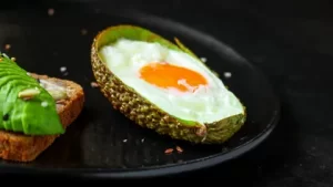 Cât de sănătoasă este o masă cu avocado și ouă. Greșeala pe care o facem când încercăm să reducem din calorii