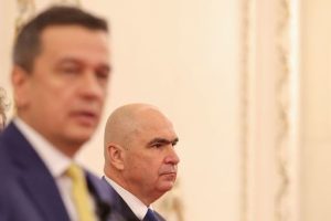 Bolojan răspunde criticilor privind tăierile: Guvernele trecute au dat foc la acoperişul casei / Înţeleg că acest guvern este de vină, că, atunci când mai stropeşte grinzile care sunt în flăcări, mai cade câte o bucată de acoperiş