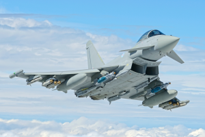 Marea Britanie va echipa avioanele Typhoon, dislocate în Orientul Mijlociu, cu un nou sistem precis de interceptare cu laser a dronelor iraniene. Noua tehnologie va reduce semnificativ costurile apărării aeriene și va îmbunătăți reacția împotriva atacurilor masive cu drone.