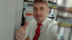 O elevă de 15 ani care a sesizat la 112 agresiunea sexuală din partea unui profesor este criticată public de consilierul șefului CJ Vaslui