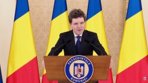 Nicușor Dan anunță, după consultările de la Cotroceni, că vor avea loc și alte discuții cu partidele parlamentare, “până când se va cristaliza o variantă de majoritate solidă, pro-occidentală”. Președintele le cere liderilor partidelor “să dea dovadă de responsabilitate, de maturitate și să ajungă, într-un timp rezonabil, la un numitor comun, cu propuneri viabile”.