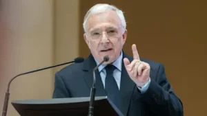 Recesiune controlată? Isărescu: „Scăderea PIB-ului este puternică, dar ne ajută la inflație”