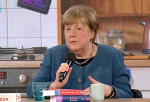 Angela Merkel critică UE pentru lipsa unei inițiative diplomatice mai puternice în relația cu Rusia, care să ajute la oprirea războiului din Ucraina. Fostul cancelar german consideră că nu este suficient ca doar Donald Trump să mențină contacte directe cu Vladimir Putin.