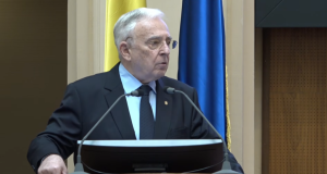 Mugur Isărescu spune că “un premier tehnocrat nu este neapărat un lucru bun”, chiar dacă este critic să avem cât mai repede un guvern. Își amintește că “număram zilele ca un deținut, cât mai am la Palatul Victoria”, pentru că miniștrii nu îl mai ascultau, atunci când el însuși a fost un astfel de premier tehnocrat. BNR estimează că inflația va scădea spre 5% până la finalul anului, chiar dacă economia va rămâne în recesiune. Totuși, Isărescu avertizează că “nici nu ar trebui să se mai vorbească despre vreo reducere de impozit sau de TVA, până nu redresăm situația bugetară”.