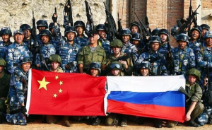 Armata chineză a instruit în secret 200 de militari ruși pe teritoriul Chinei, în 2025, iar o parte dintre aceștia se află acum pe front în Ucraina, conform unor servicii de informații europene. Cursurile s-au concentrat pe utilizarea și combaterea dronelor, dar au inclus și tactici de aviație și de deminare sau neutralizare a bombelor.