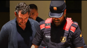 Spania. Poliția din Catalonia l-a arestat pe fiul fondatorului lanțului de magazine de îmbrăcăminte Mango, pentru a-l interoga cu privire la moartea tatălui său (în 2024, a căzut într-o râpă, în timp ce se afla în drumeție cu fiul său). Inițial, cazul a fost tratat ca fiind un accident, dar anchetatorii suspectează o posibilă crimă, pe fondul unor neconcordanțe în declarații.