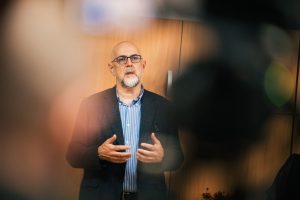 UDMR nu va intra într-un guvern minoritar cu PSD, pentru că “am fi la mâna AUR”, declară Kelemen Hunor. Spune că, pentru rezolvarea crizei guvernamentale, “nu trebuie să ne gândim că mergem împreună până în 2028. Putem să mergem din etapă în etapă, să căutăm o soluție până în martie”.