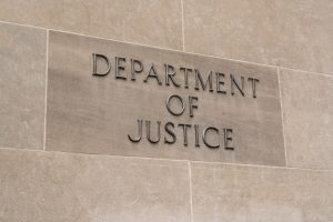 SUA. Donald Trump, familia sa și companiile acestora au primit imunitate fiscală “pe viață”, în cadrul unui acord pentru închiderea unui proces referitor la publicarea neautorizată a datelor sale fiscale. Fiscul nu va putea verifica declarațiile depuse de Trump înainte de încheierea acordului.