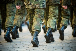 Pentagonul anunţă reducerea numărului de brigăzi de luptă staţionate în Europa, de la patru la trei, adică cu circa patru mii de militari. Decizia înseamnă revenirea la nivelul anterior invadării Ucrainei de către Rusia și duce la amânarea temporară a desfășurării unor forțe americane în Polonia.