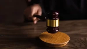 Judecătoare din Brăila, motivare controversată după atacul asupra unei femei de 88 de ani: vârsta și bastonul „nu reprezintă o stare de vulnerabilitate”