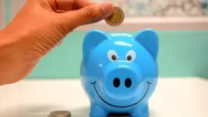Cum îți împarți salariul ca să economisești mai ușor în vremuri de criză. Cum funcționează regula 10-10-80