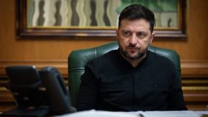 Volodimir Zelenski își alertează populația că Rusia este pe punctul de a lansa un atac amplu asupra Ucrainei în care ar putea folosi inclusiv rachete strategice Oreșnik. Citează rapoarte ale serviciilor secrete ucrainene și informații primite de la aliații americani și europeni. Le cere cetățenilor să ia în serios alertele, începând din această seară.