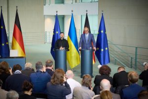 Volodimir Zelenski respinge propunerea cancelarului german ca Ucraina să fie primită în UE ca membru asociat, fără drept de vot: “Locul nostru trebuie să fie deplin și egal”.
