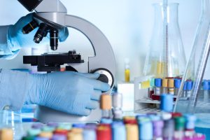 Alertă sanitară în Italia, după ce două persoane venite recent din Uganda prezintă simptome specifice infectării cu Ebola. Medicii spun că un diagnostic poate fi stabilit doar după finalizarea testelor de laborator.