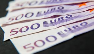Analiză Financial Times. Blocarea Hormuz și șocul scumpirii carburanților face deja în SUA și Marea Britanie ca inflația să fie mai mare decât creșterea salariilor. Asta înseamnă că majorarea salariilor este real negativă (puterea de cumpărare scade). În Zona Euro, încă nu s-a ajuns în această situație, dar Germania, Italia și Spania sunt foarte aproape.