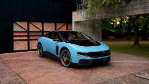 Ferrari a lansat primul său automobil complet electric, cu un design modern, diferit față de modelele consacrate ale producătorului italian. “Luce” are peste o mie de cai putere, atinge viteze de peste 310 km/h și are o autonomie de peste 500 de km. Prețul modelului este de aproximativ 550 de mii de euro.