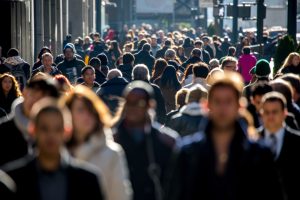 Sondaj Inscop. Aproape 30% dintre români consideră corupția drept principala problemă a țării, în timp ce 13% indică instabilitatea politică. Votanții PNL, USR și AUR, bărbații și persoanele cu vârste între 30 și 44 de ani menționează corupția într-o proporție mai mare decât media.
