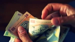 Bani mai mulți pentru politicieni în plină criză. Un sindicat anunță ce creșteri sunt estimate prin noua lege a salarizării pentru președinte, parlamentari și primari