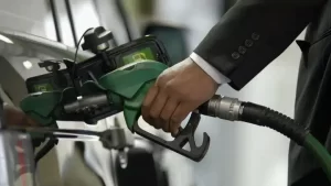 Benzina continuă să se scumpească. În unele stații a devenit mai scumpă decât motorina