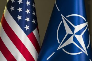 Îngrijorări în interiorul NATO, după anunțul SUA cu privire la reducerea prezenței militare în Europa. FT: Aliații europeni sunt nedumeriți deoarece nu au încă o imagine clară asupra amplorii și calendarului acestor schimbări. Incertitudinea alimentează îngrijorările că Rusia ar putea profita de “fereastra de oportunitate” pentru a ataca statele baltice în următorii ani.