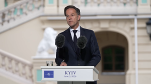 Mark Rutte s-a adresat tinerilor ruși, într-un mesaj transmis de la Kiev, și i-a avertizat că “vor fi lăsați să sufere și să moară în noroiul din Ucraina”, dacă aleg să se înroleze în Armata Rusă: “Rușii pierd acum 30 de mii de militari lunar, adică mai mulți decât a pierdut URSS în zece ani de război cu Afganistan”.