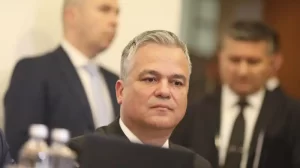 Adrian Veștea a respins posibilitatea de a-și crea propria formațiune politică, pe fondul tensiunilor din Partidul Național Liberal și al speculațiilor privind o eventuală excludere a sa din partid.  Prezent în direct la România TV, Veștea a declarat că nu intenționează să urmeze exemplul altor lideri politici care au părăsit partidele din care făceau parte pentru a lansa noi proiecte politice. Declarația vine într-un moment în care în interiorul PNL există dezbateri privind situația sa politică și după apariția unor informații referitoare la posibile sancțiuni sau chiar la excluderea sa din formațiune.  Întrebat dacă ia în calcul înființarea unui nou partid în cazul unei rupturi de PNL, Adrian Veștea a exclus un astfel de scenariu. „Nu cred că vom ajunge în situația asta. Eu sunt un membru al Partidului Național Liberal”, a declarat acesta.  Politicianul a precizat că își vede viitorul politic în continuare în interiorul formațiunii din care face parte de mai mulți ani. Potrivit lui Veștea, indiferent de funcția pe care o va ocupa în viitor, relația sa cu PNL nu se va schimba. „Fie că voi rămâne un simplu membru, voi rămâne un membru al Partidului Național Liberal”, a afirmat el.  Veștea a comentat și informațiile potrivit cărora conducerea partidului ar putea analiza excluderea sa. Acesta a declarat că nu crede că liberalii vor ajunge la o măsură atât de radicală și a subliniat că nu a avut niciodată intenția de a părăsi partidul. „Nu mi-am propus niciodată nici să plec”, a spus liberalul.  Totodată, el a admis că eventualele decizii disciplinare aparțin structurilor de conducere ale partidului, însă consideră că nu există motive pentru o astfel de sancțiune.  Adrian Veștea a transmis că actualele dispute trebuie gestionate cu echilibru și dialog, evitând escaladarea conflictelor interne. Liberalul a susținut că nu își dorește amplificarea tensiunilor și că rămâne concentrat asupra proiectelor politice și administrative pe care le are în vedere. „Nu cred că Partidul Național Liberal, astăzi, poate discuta de așa ceva”, a afirmat el, referindu-se la posibilitatea unei excluderi.  Declarațiile sale vin într-un moment sensibil pentru PNL, în care discuțiile despre viitorul conducerii și poziționarea partidului în raport cu noua formulă guvernamentală continuă să provoace dezbateri în interiorul formațiunii.