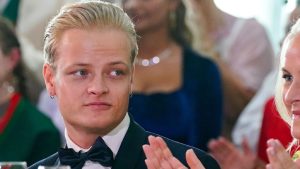 Norvegia. Fiul vitreg al prințului moștenitor Haakon a fost condamnat la patru ani de închisoare pentru viol. Marius Borg Høiby a devenit membru al familiei regale când mama sa, Mette-Marit, s-a căsătorit cu Haakon în 2001, dar nu are titlu regal sau atribuții oficiale.